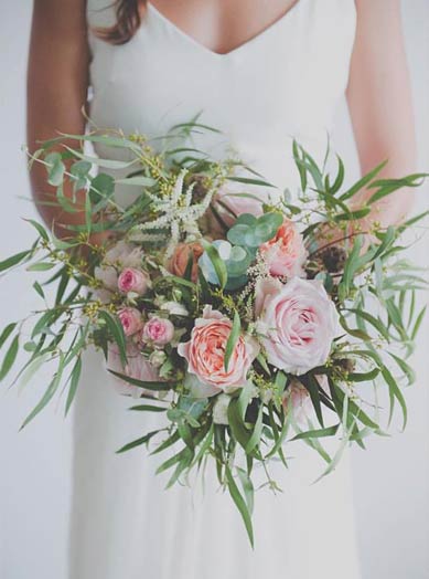 Diseño y creación de ramo de novia desenfadado en tonos rosas y verdes 00 | La Florería
