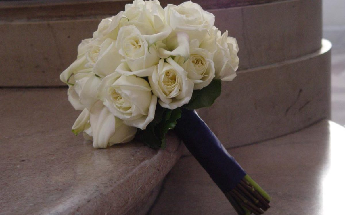 Diseño y creación de ramo de novia elaborado con rosas blancas | La Florería