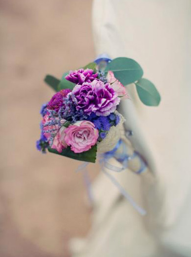 Detalle de flor en tonos morados y rosas para silla de novios | La Florería