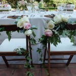 Detalle de silla de novios campestre con rosas y verde | La Florería