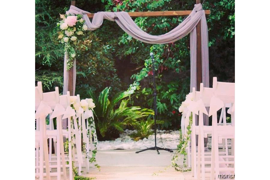 Ceremony with shrine flowers in mauve clours