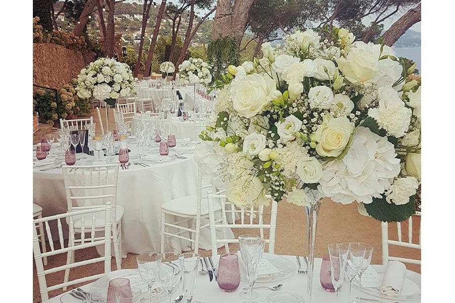 Decoración centro de mesa con flores blancas